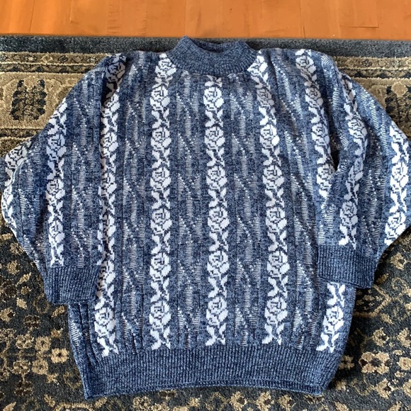 sweater no rips pulls or tears - Picture 2 of 4